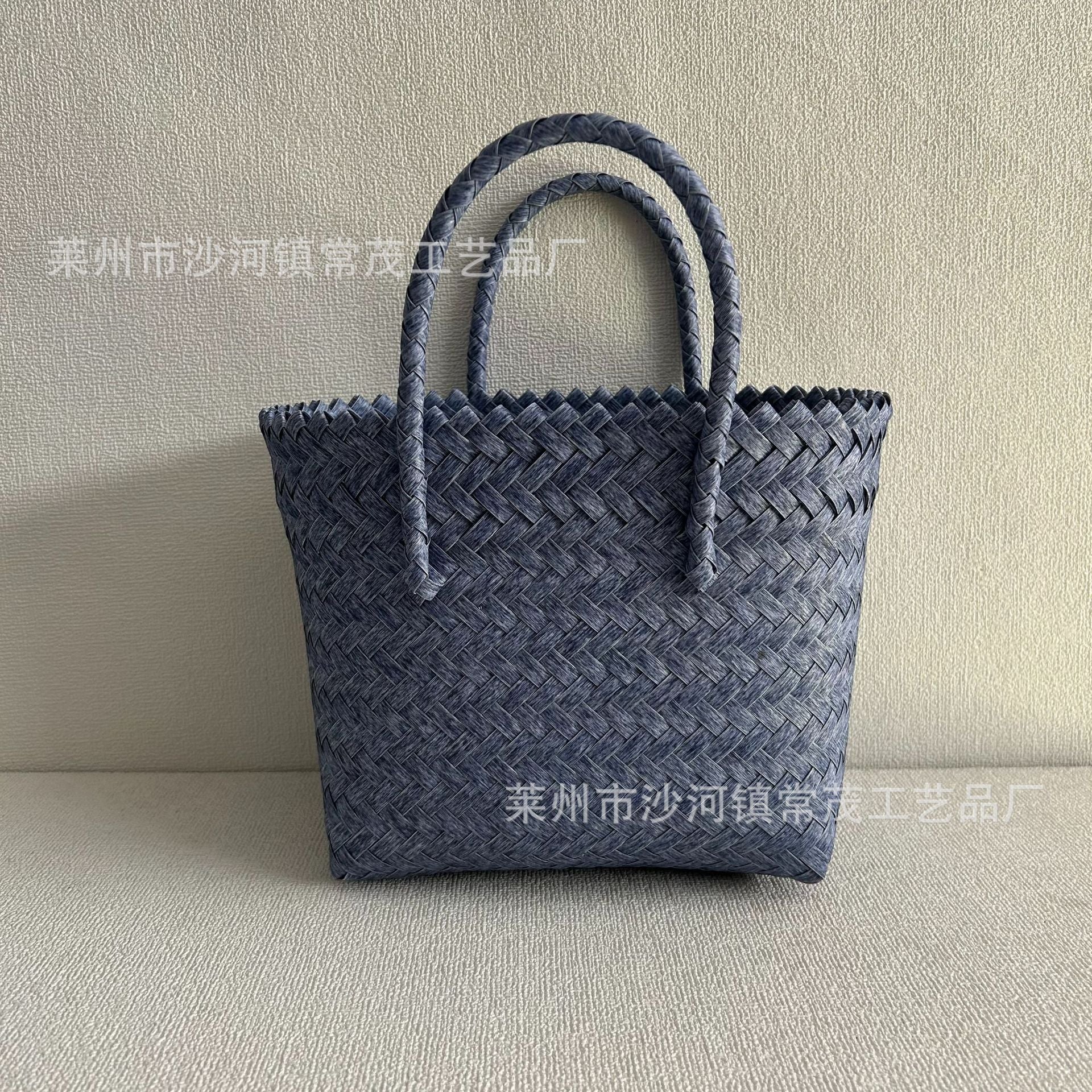 Wholesale Straw and rattan retro spring and summer beach vacation shoulder handbag